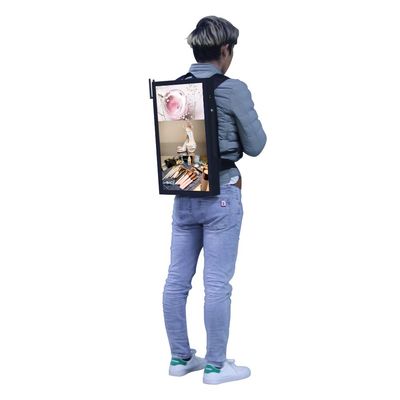 GPSの表示を広告する人間の歩くバックパックLCDのタッチ画面のデジタル表記